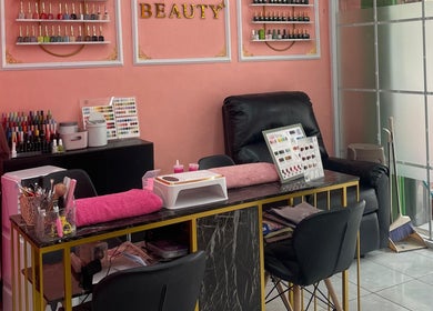 Ruang perawatan kuku di Sea Beauty Salon And Studio, Daerah Khusus Ibukota Jakarta, ID, dengan dekorasi elegan.