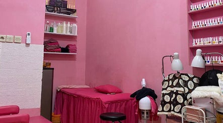 Interior hangat Sea Beauty Salon And Studio di Daerah Khusus Ibukota Jakarta. Dinding dan furnitur berwarna merah muda.