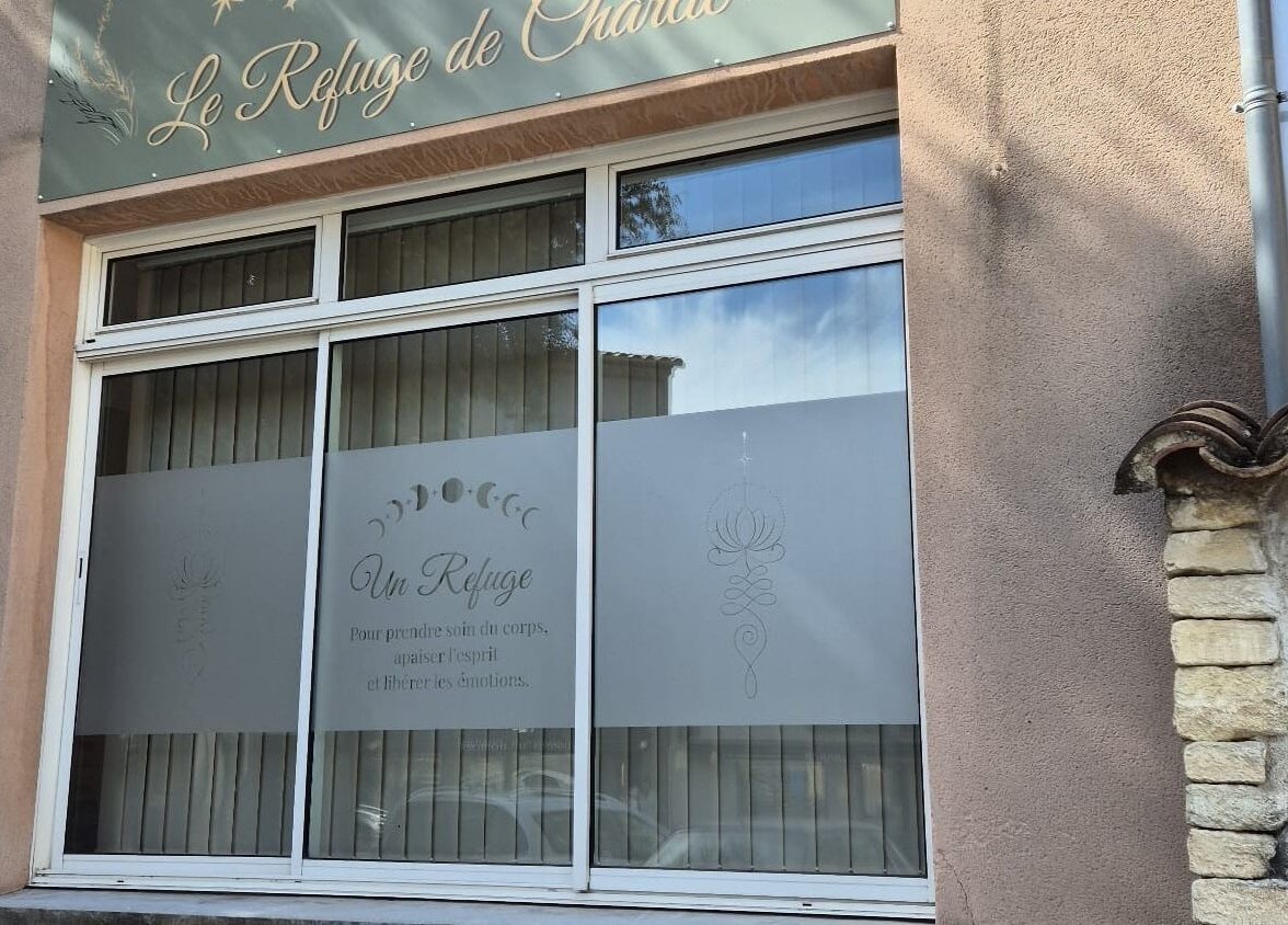 Façade du salon Le Refuge de Charlie à Saint-saturnin-lès-avignon, Provence-alpes-côte D'azur, FR.