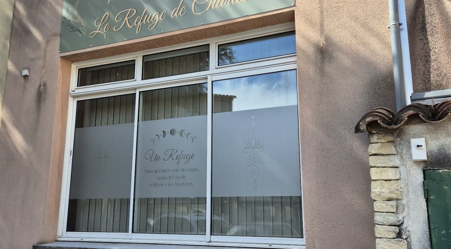 Façade du salon Le Refuge de Charlie à Saint-saturnin-lès-avignon, Provence-alpes-côte D'azur, FR.