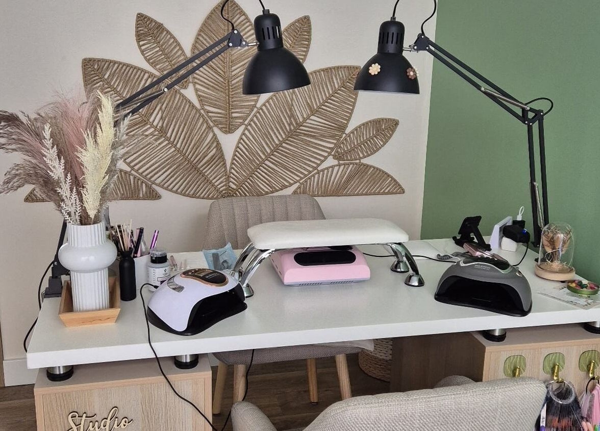 Table de manucure élégante chez Le Refuge de Charlie à Saint-saturnin-lès-avignon, Provence-alpes-côte D'azur, FR.