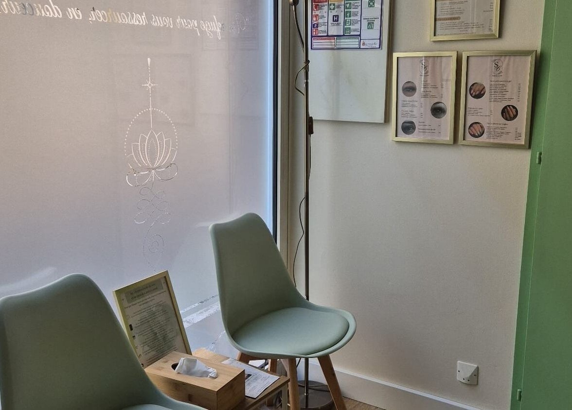 Coin accueil avec chaises élégantes à Le Refuge de Charlie, Saint-saturnin-lès-avignon, Provence-alpes-côte D'azur, FR.