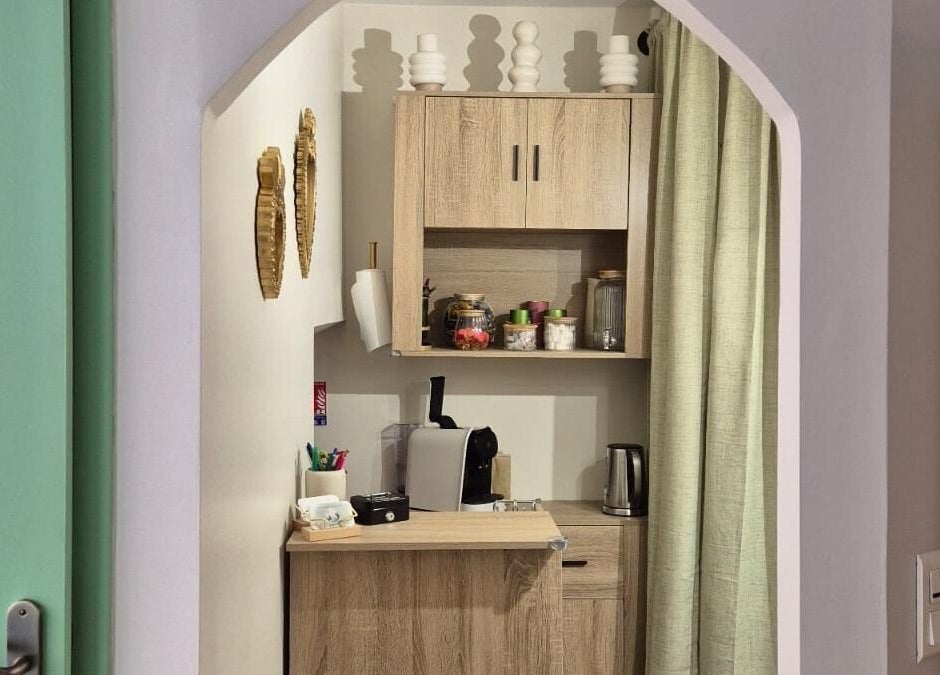 Coin café à Le Refuge de Charlie, Saint-saturnin-lès-avignon. Style élégant et équipements modernes.