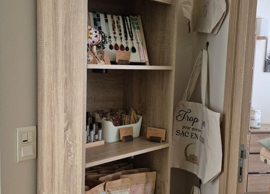 Étagère avec bijoux et sacs chez Le Refuge de Charlie à Saint-saturnin-lès-avignon, Provence-Alpes-Côte D'azur.