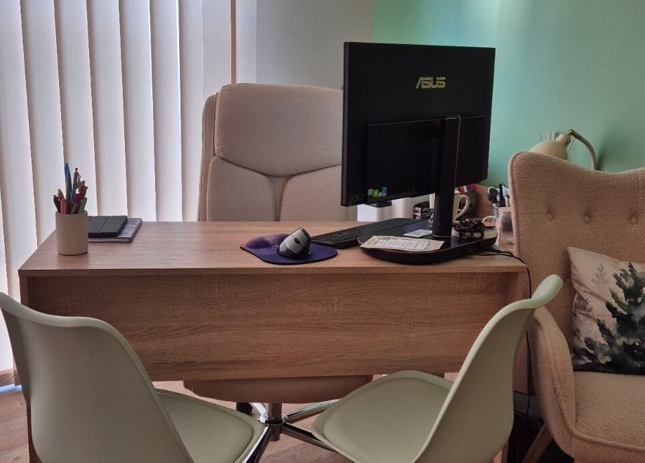 Un bureau moderne et accueillant à Le Refuge de Charlie, Saint-saturnin-lès-avignon, Provence-alpes-côte D'azur, FR.