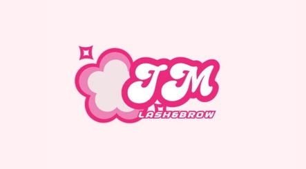 Logo JM LASH&BROW w Tychy, Województwo Śląskie, PL na tle różowym.