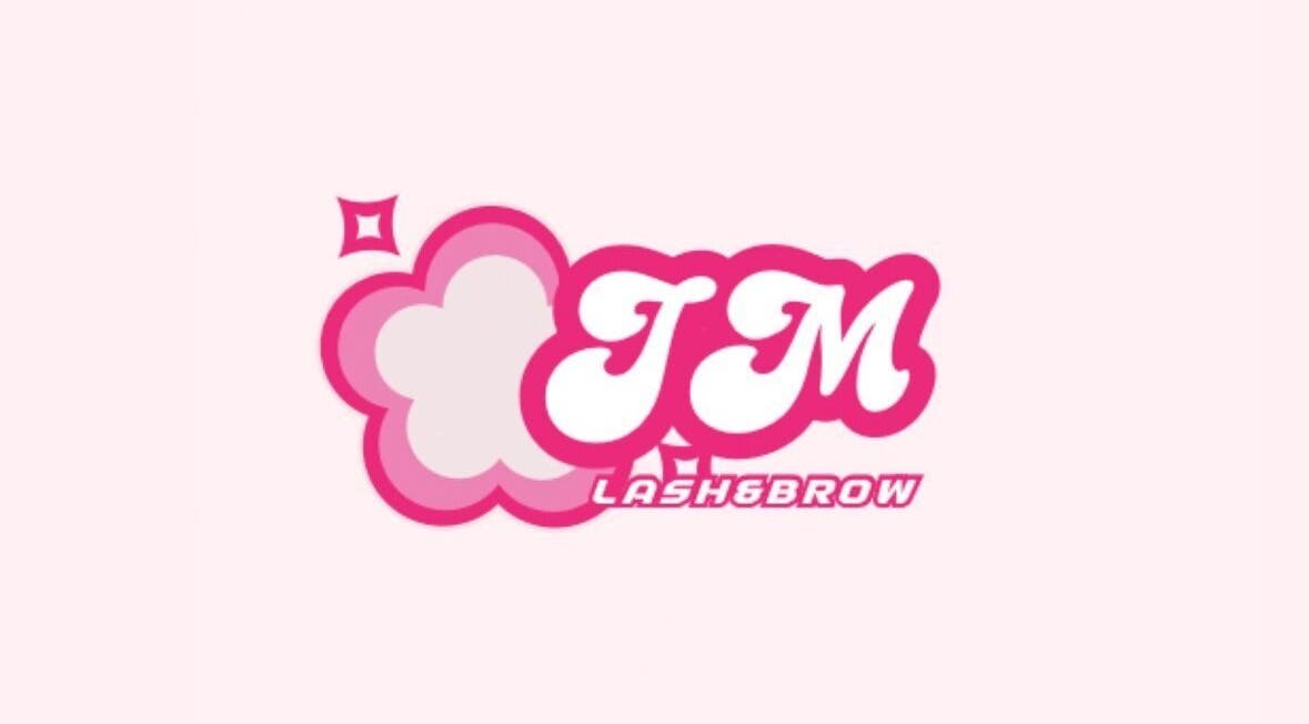 Logo JM LASH&BROW w Tychy, Województwo Śląskie, PL na tle różowym.