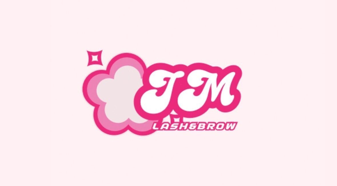 Logo JM LASH&BROW w Tychy, Województwo Śląskie, PL na tle różowym.