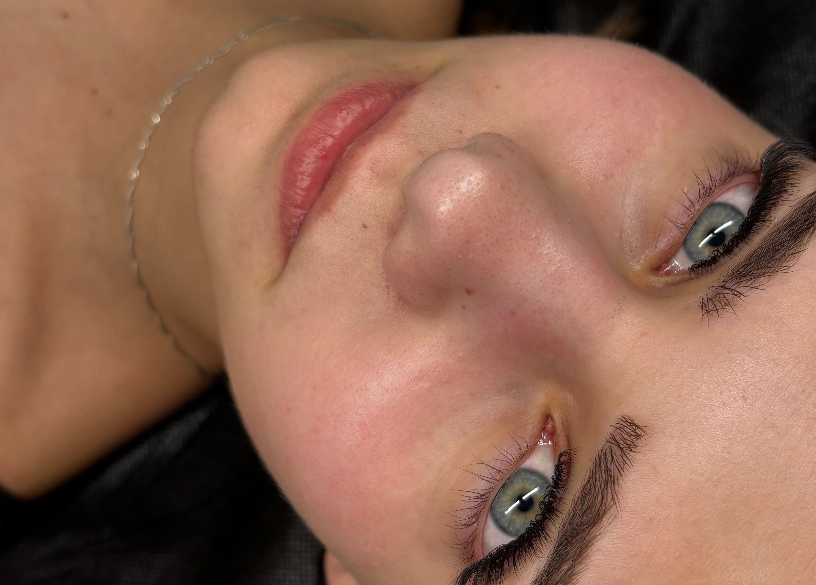 Zbliżenie na zadbaną twarz w JM LASH&BROW w Tychach, Województwo Śląskie, PL.