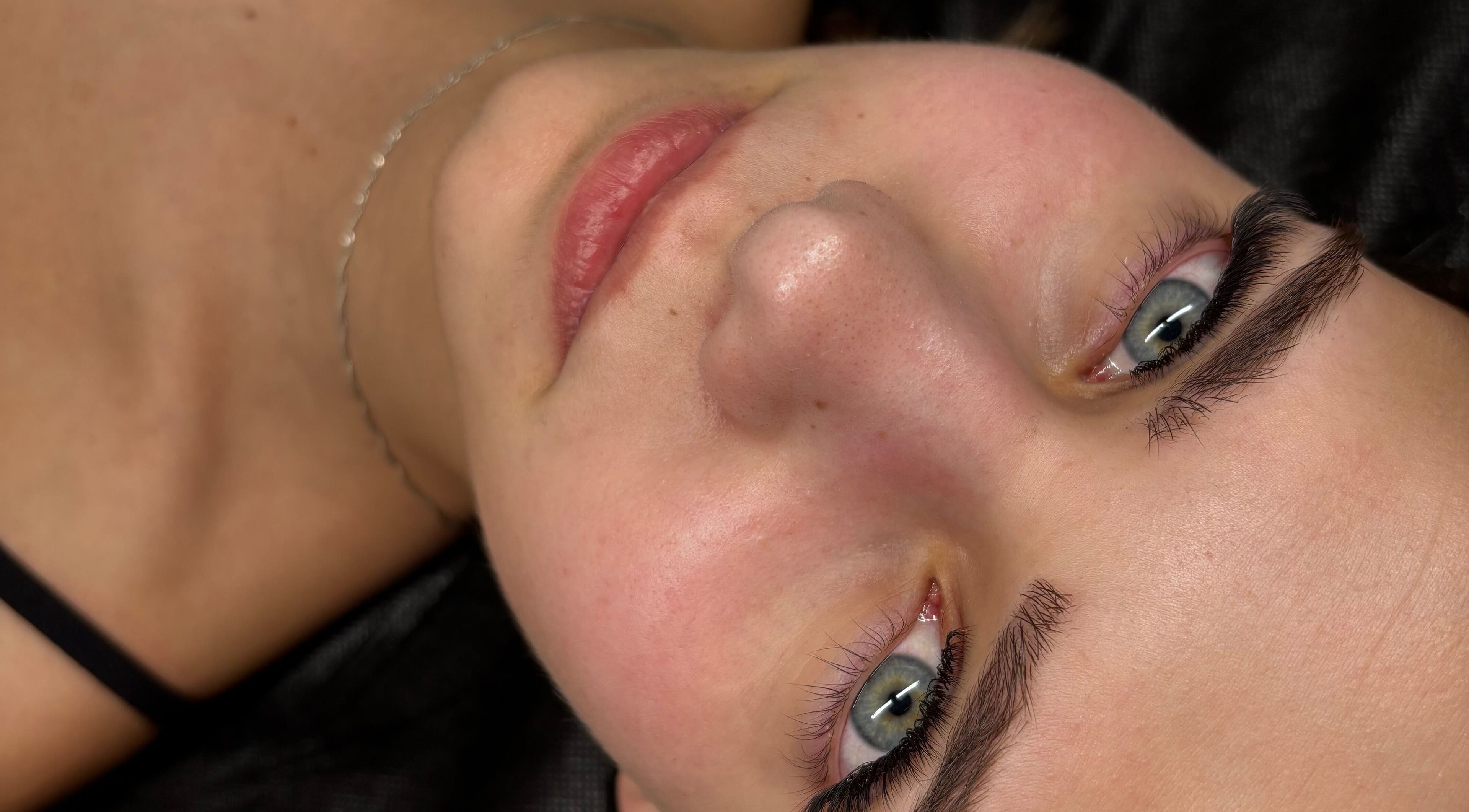 Zbliżenie na zadbaną twarz w JM LASH&BROW w Tychach, Województwo Śląskie, PL.