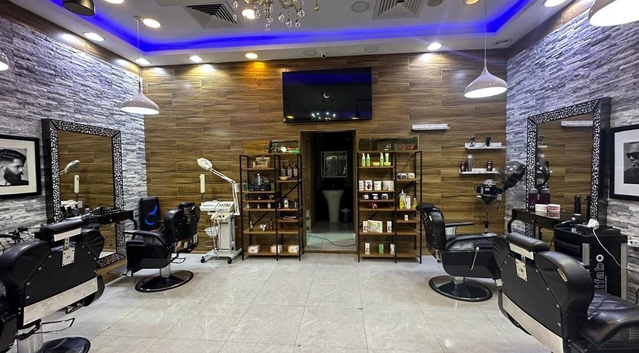 صالون Scissors Edge في دبي، دبي، AE، يتميز بتصميم داخلي عصري ومقاعد مريحة.