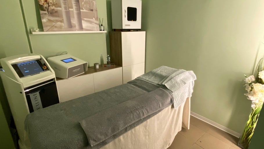 Letto da massaggio accogliente presso Yantra Luxury, Torino, Piemonte, IT, per trattamenti benessere premium.