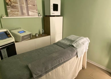 Letto da massaggio accogliente presso Yantra Luxury, Torino, Piemonte, IT, per trattamenti benessere premium.