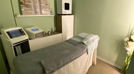 Letto da massaggio accogliente presso Yantra Luxury, Torino, Piemonte, IT, per trattamenti benessere premium.
