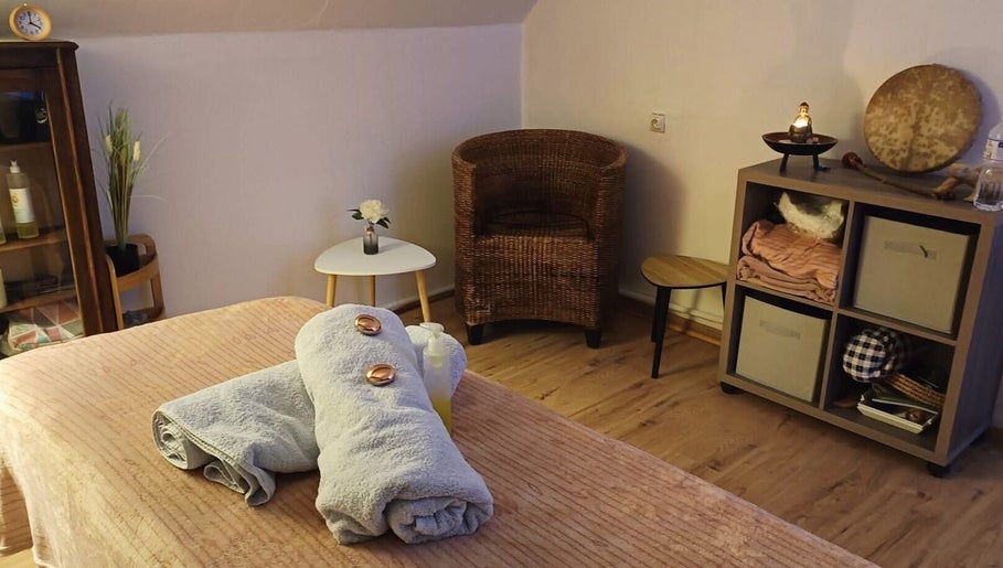 Table de massage paisible chez Chlo'Evasion, Saint-germain-des-prés, Centre-val De Loire, FR.