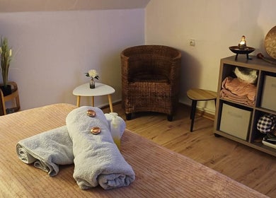 Table de massage paisible chez Chlo'Evasion, Saint-germain-des-prés, Centre-val De Loire, FR.