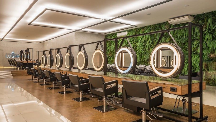 Interior elegante do salão NailStudioStefany em Aveiro, Aveiro, PT, com espelhos iluminados e cadeiras modernas.