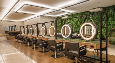 Interior elegante do salão NailStudioStefany em Aveiro, Aveiro, PT, com espelhos iluminados e cadeiras modernas.