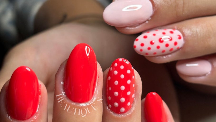 Stijlvolle rode en roze nagels met stippen bij Beautique S, Lierde, Vlaanderen, BE.