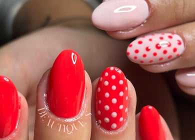 Stijlvolle rode en roze nagels met stippen bij Beautique S, Lierde, Vlaanderen, BE.