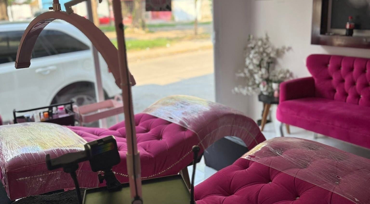 Cozy beauty salon with pink decor at Patricia Oropeza, Villahermosa, Tabasco, MX.