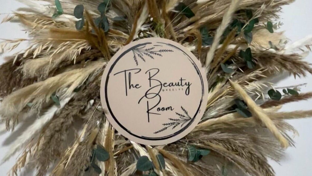 Elegant decor at Bare and Beautiful with Zoe, Faringdon, England, GB featuring dried floral arrangement.