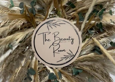 Elegant decor at Bare and Beautiful with Zoe, Faringdon, England, GB featuring dried floral arrangement.