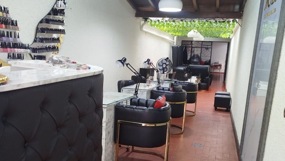 Elegante salón de CENTRO DE BELLEZA NOBA en Floridablanca, Santander, CO con sillas de lujo.