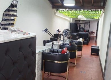 Elegante salón de CENTRO DE BELLEZA NOBA en Floridablanca, Santander, CO con sillas de lujo.
