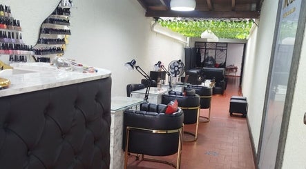 Elegante salón de CENTRO DE BELLEZA NOBA en Floridablanca, Santander, CO con sillas de lujo.