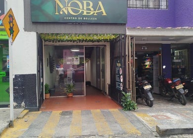 Entrada de CENTRO DE BELLEZA NOBA en Floridablanca, Santander, CO. Fachada acogedora y moderna.
