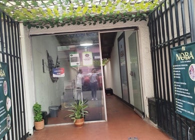Entrada de CENTRO DE BELLEZA NOBA en Floridablanca, Santander, CO con carteles de servicios.