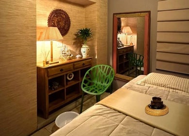 Serene therapy room at Therapist Soares, Amsterdam, Noord-Holland, NL, featuring calming decor and ambient lighting.