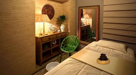 Serene therapy room at Therapist Soares, Amsterdam, Noord-Holland, NL, featuring calming decor and ambient lighting.
