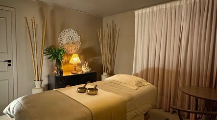 Peaceful therapy room at Therapist Soares, Amsterdam, Noord-Holland, NL, with a massage bed and calming decor.