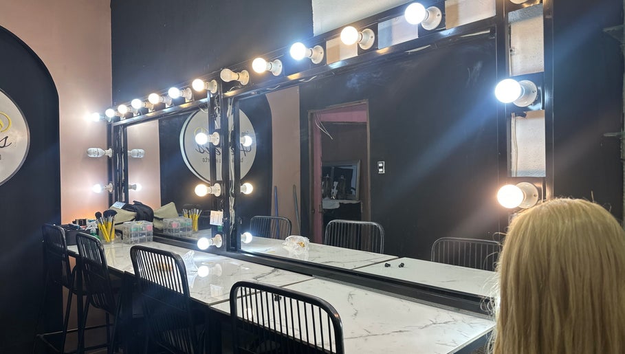 Estación de maquillaje iluminada en Academia y salón de belleza Hellens, Villa Nueva, Guatemala, GT.
