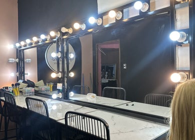 Estación de maquillaje iluminada en Academia y salón de belleza Hellens, Villa Nueva, Guatemala, GT.