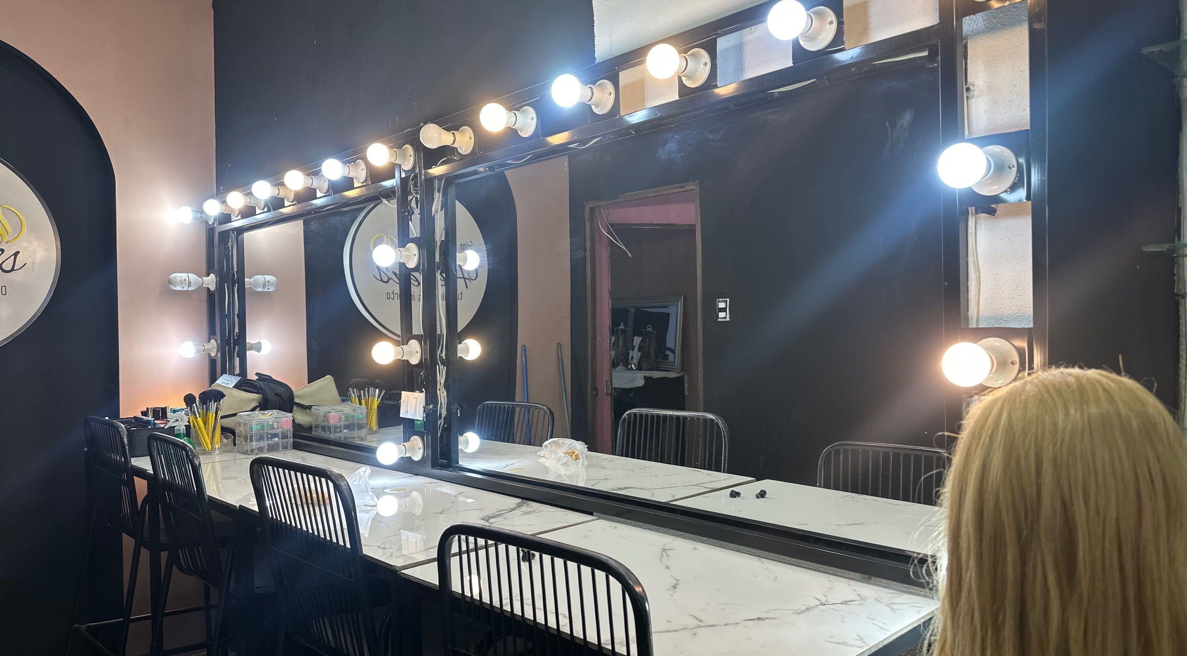 Estación de maquillaje iluminada en Academia y salón de belleza Hellens, Villa Nueva, Guatemala, GT.