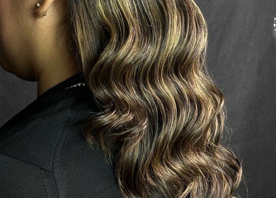 Cabello con ondas definidas y luces rubias en Academia y salón de belleza Hellens, Villa Nueva, Guatemala, GT.