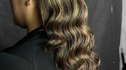 Cabello con ondas definidas y luces rubias en Academia y salón de belleza Hellens, Villa Nueva, Guatemala, GT.