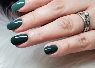 Elegant emerald green nails by Uñas La Valen in Guatemala, GT showcasing manicured perfection.