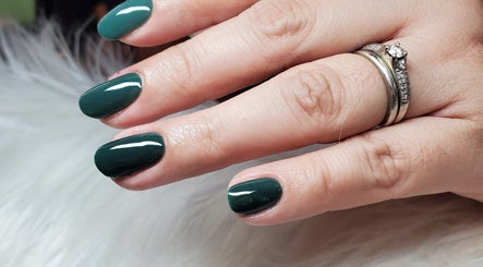 Elegant emerald green nails by Uñas La Valen in Guatemala, GT showcasing manicured perfection.