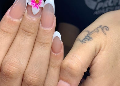Elegant nail art with floral design at Uñas La Valen, Guatemala, GT.