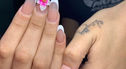 Elegant nail art with floral design at Uñas La Valen, Guatemala, GT.