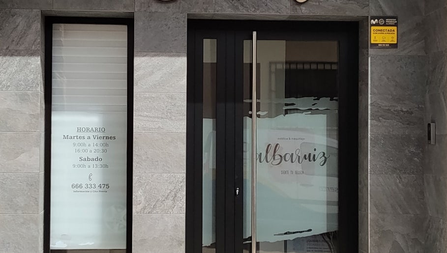 Fachada del centro Albaruizbelleza en Socuéllamos, Castilla-la Mancha, ES, resaltando horarios y contacto.