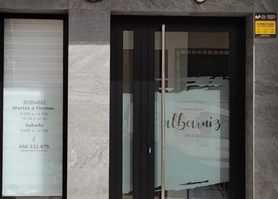 Fachada del centro Albaruizbelleza en Socuéllamos, Castilla-la Mancha, ES, resaltando horarios y contacto.