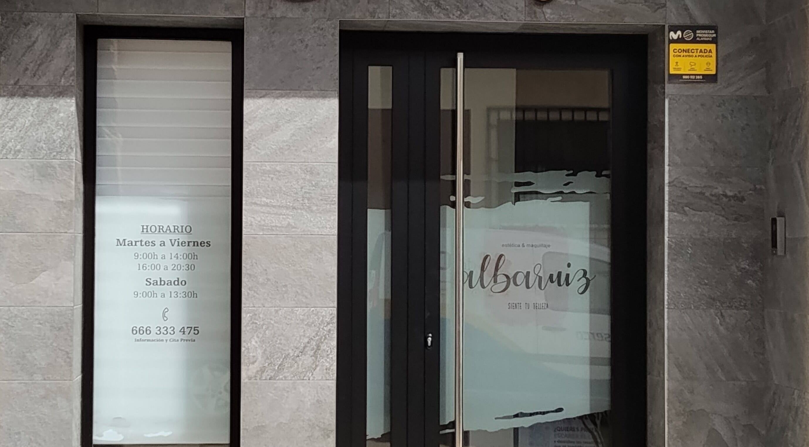 Fachada del centro Albaruizbelleza en Socuéllamos, Castilla-la Mancha, ES, resaltando horarios y contacto.