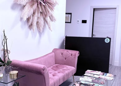 Sala de espera elegante con sofá rosa en Albaruizbelleza, Socuéllamos, Castilla-la Mancha, ES.