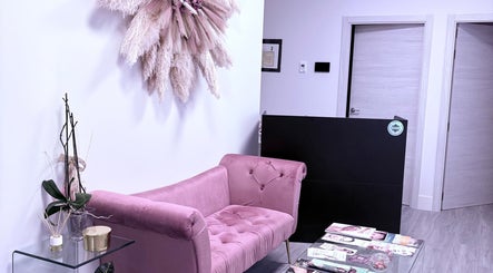 Sala de espera elegante con sofá rosa en Albaruizbelleza, Socuéllamos, Castilla-la Mancha, ES.