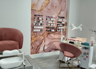 Espacio de manicura en Albaruizbelleza, Socuéllamos, Castilla-la Mancha, ES con sillas rosadas y decoración elegante.